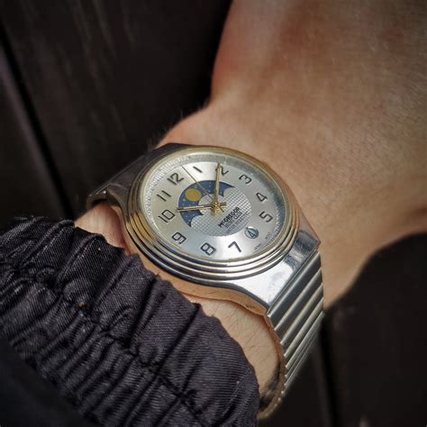 mcgregor hunt club quartz watch
